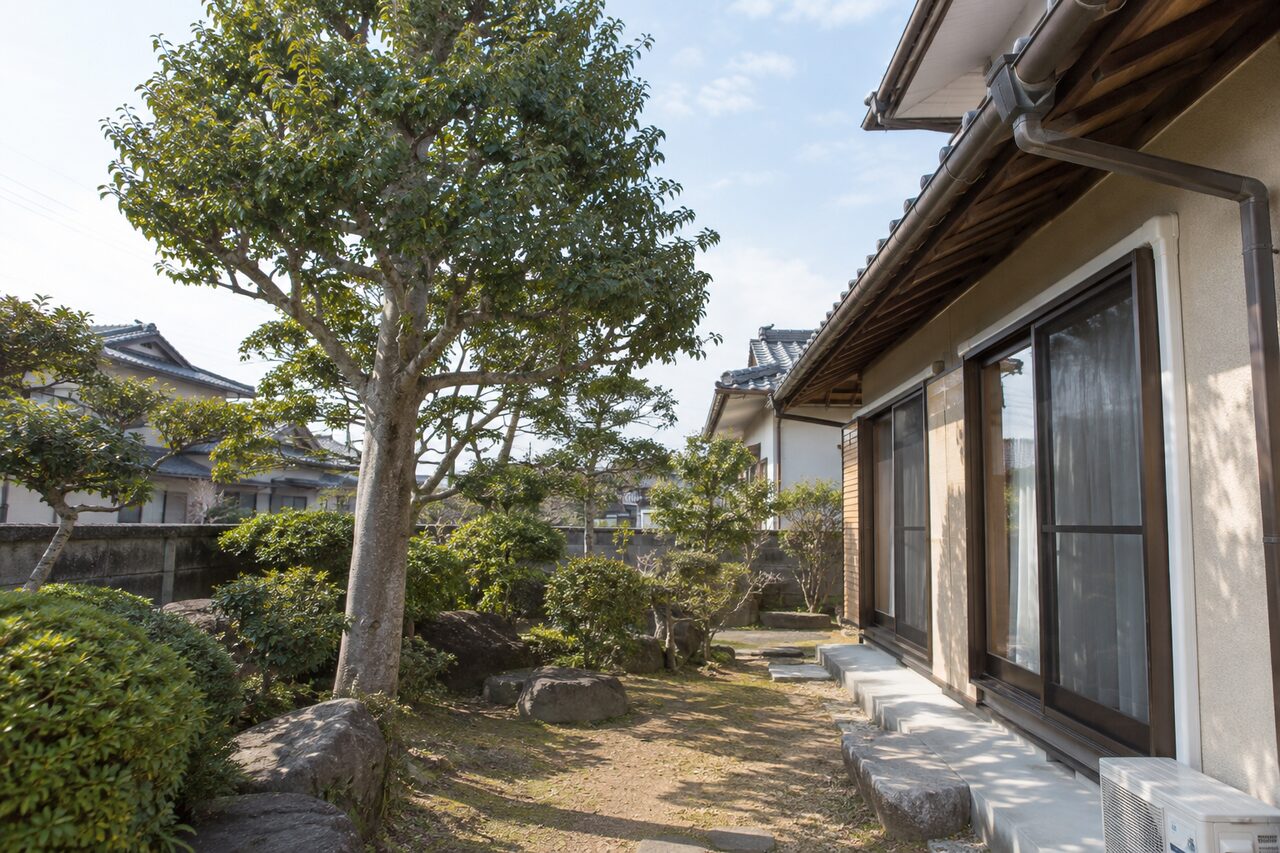 木と住宅の距離が分かる全景