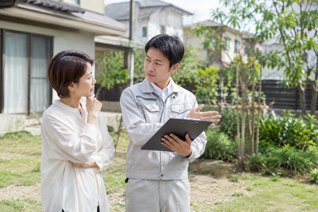 切り株の撤去について相談する二人