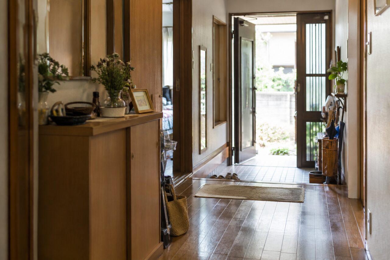 家具がある廊下と出入口
