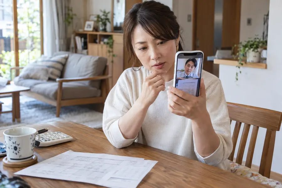 LINEで見積書の写真を送って相談している様子