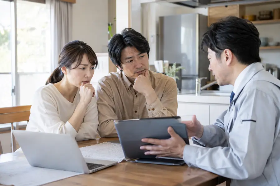 住まいの不具合について窓口に相談している様子
